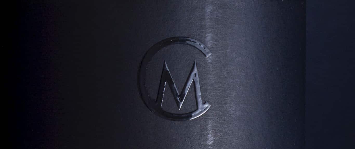 Détail du logo Molhière gravé dans le bois